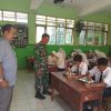 Babinsa Koramil 0810/06 Kertosono Kawal Ketat Program Makan Bergizi Gratis di SMPN 2 Kertosono