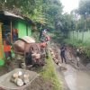 Babinsa Desa Sambikerep Gotong Royong Perbaiki Saluran Irigasi Bersama Warga