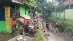 Babinsa Desa Sambikerep Gotong Royong Perbaiki Saluran Irigasi Bersama Warga