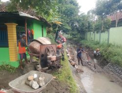 Babinsa Desa Sambikerep Gotong Royong Perbaiki Saluran Irigasi Bersama Warga