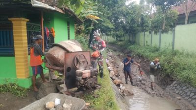 Babinsa Desa Sambikerep Gotong Royong Perbaiki Saluran Irigasi Bersama Warga