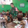 Babinsa Kelurahan Banaran Dampingi Program Makan Bergizi Gratis di SDN 2 Banaran