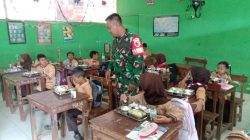 Babinsa Kelurahan Banaran Dampingi Program Makan Bergizi Gratis di SDN 2 Banaran