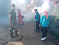 Sinergi TNI, Polri, Pemerintah Kecamatan Sawahan, dan Tenaga Kesehatan Laksanakan Fogging di Desa Kebonagung