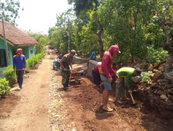 Babinsa Koramil 0810-05 Sawahan dan Warga Gelar Kerja Bakti Tingkatkan Kebersihan Lingkungan