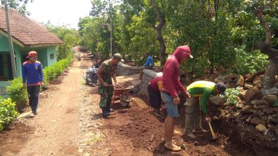 Babinsa Koramil 0810-05 Sawahan dan Warga Gelar Kerja Bakti Tingkatkan Kebersihan Lingkungan