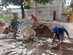 Babinsa Kelurahan Cangkringan Bantu Warga Pasang Paving Jalan Letjen S. Parman II