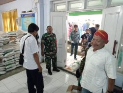 Babinsa Desa Mojoduwur Melaksanakan Pendampingan Pembagian Bantuan Beras Dari Pemerintah