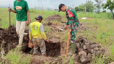 Babinsa Oro-Oro Ombo Dampingi Pembangunan Gerai dan Gudang KDKMP