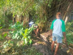 Babinsa Koramil 0810/19 Jatikalen Bersama Warga Bersihkan Gorong-Gorong di Desa Dlururejo