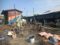 Babinsa Ikut Membantu Pembangunan Bak Sampah di Desa