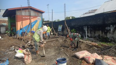 Babinsa Ikut Membantu Pembangunan Bak Sampah di Desa