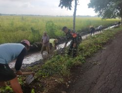 Babinsa Kelurahan Begadung Ajak Warga Gotong Royong Bersihkan Saluran Irigasi