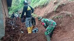 Babinsa Desa Blongko Bersama Warga Bangun Tanggul Penahan Air Antisipasi Tanah Ambrol