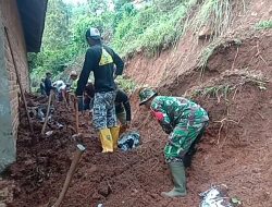 Babinsa Desa Blongko Bersama Warga Bangun Tanggul Penahan Air Antisipasi Tanah Ambrol