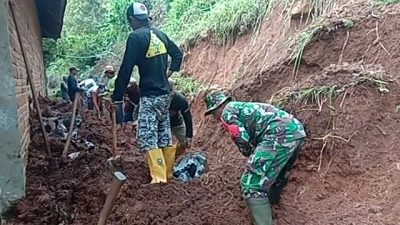 Babinsa Desa Blongko Bersama Warga Bangun Tanggul Penahan Air Antisipasi Tanah Ambrol