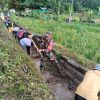 Babinsa Koramil 0810/20 Ngluyu dan Warga Gelar Kerja Bakti Bersihkan Parit Sawah di Desa Sugihwaras