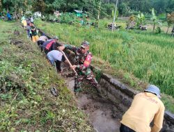 Babinsa Koramil 0810/20 Ngluyu dan Warga Gelar Kerja Bakti Bersihkan Parit Sawah di Desa Sugihwaras