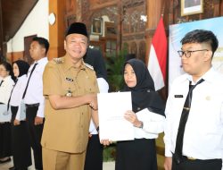Ribuan Guru Honorer Resmi Beralih Jadi PPPK Paruh Waktu, Bupati Gatut Ajak Tumbuhkan Semangat Baru