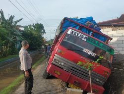 Kurang Hati-hati dan Salah Perkirakan Jalan, Truk Gandeng Terperosok Parit di Baron Nganjuk