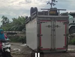 Truk Boks Terbalik di Embong Miring Jombang, Sopir Masih Misterius