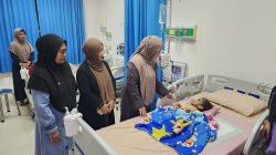 Jenguk Anak Cerebral Palsy di RSUD Kertosono, Kepala Dinkes Nganjuk Pastikan Penanganan Terbaik dan Pendampingan Berkelanjutan