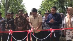 Anggota DPRD Nganjuk Fauzi Hadir Saat Peresmian Jalan Cor Beton di Sendanggogor Lengkong