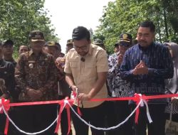 Anggota DPRD Nganjuk Fauzi Hadir Saat Peresmian Jalan Cor Beton di Sendanggogor Lengkong