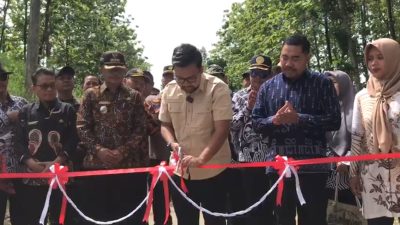 Anggota DPRD Nganjuk Fauzi Hadir Saat Peresmian Jalan Cor Beton di Sendanggogor Lengkong