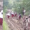 Viral! Siswa SD di Jatikalen Terjang Jalan Rusak Berlumpur Setiap Hari Akses Satu-satunya Dari Rumah Menuju Sekolah “Tolong Benerin Jalan Saya, Pak Presiden!”