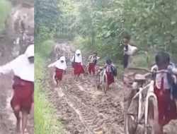 Viral! Siswa SD di Jatikalen Terjang Jalan Rusak Berlumpur Setiap Hari Akses Satu-satunya Dari Rumah Menuju Sekolah “Tolong Benerin Jalan Saya, Pak Presiden!”