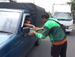 Salut! Komunitas Ojol Nganjuk Turun ke Jalan Galang Dana untuk Korban Erupsi Semeru