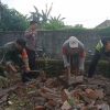 Babinsa Bersam Warga dan Guru Melaksanakan Kerja Bhakti Pembongkaran Bangunan Kelas di SDN Getas 2