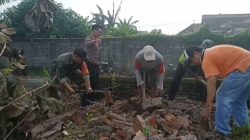 Babinsa Bersam Warga dan Guru Melaksanakan Kerja Bhakti Pembongkaran Bangunan Kelas di SDN Getas 2