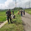 Babinsa Koramil 0810/18 Ngetos dan Warga Desa Kweden Gelar Gotong Royong Bersihkan Lingkungan