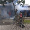 Babinsa Pelem Dampingi Kegiatan Fogging Cegah DBD di Wilayah Binaan