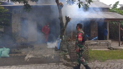 Babinsa Pelem Dampingi Kegiatan Fogging Cegah DBD di Wilayah Binaan