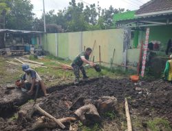 Babinsa Koramil 0810/15 Rejoso Turut Bantu Penggalian Pondasi Pembangunan Koperasi Desa Kelurahan Merah Putih (KDKMP) di Wilayah Binaannya