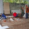 Babinsa Koramil 0810/05 Sawahan melaksanakan kegiatan Karbak Perbaiki rumah warga