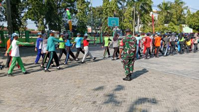 Babinsa Koramil 0810/01 Nganjuk aktif melaksanakan pelatihan PBB di Sekolah Wilayah Binaannya