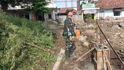 Babinsa Payaman mengadakan pengawasan pembangunan gedung KDKMP di Kel payaman 