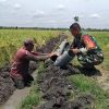Babinsa Kedungsoko Bantu Petani Pasang Instalasi Pipa Air Sumur Dalam