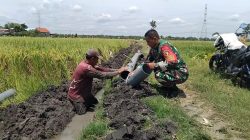 Babinsa Kedungsoko Bantu Petani Pasang Instalasi Pipa Air Sumur Dalam