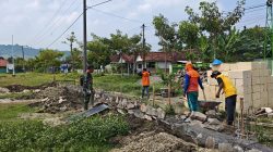 Sertu Gunawan Dampingi Pembangunan Koperasi Desa/Kelurahan Merah Putih di Desa Ngluyu