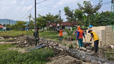 Sertu Gunawan Dampingi Pembangunan Koperasi Desa/Kelurahan Merah Putih di Desa Ngluyu