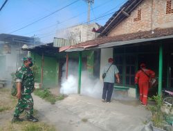 Babinsa Koramil 0810/08 Baron Dampingi Pelaksanaan Fogging di Dusun Nanggungan