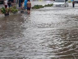 Hujan Lebat Banjiri Jalan Suhat Malang, Macet Mengular hingga 1 Kilometer