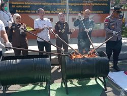 Kejari Jombang Musnahkan Barang Bukti 48 Perkara, Ribuan Pil Dobel L Dimusnahkan