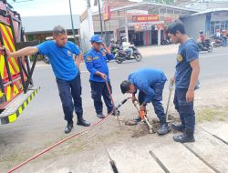 Alih-Alih Padamkan Kebakaran, Petugas Damkar Tulungagung Diminta Cari Kunci Motor yang Jatuh ke Parit
