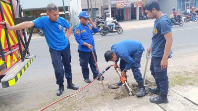Alih-Alih Padamkan Kebakaran, Petugas Damkar Tulungagung Diminta Cari Kunci Motor yang Jatuh ke Parit